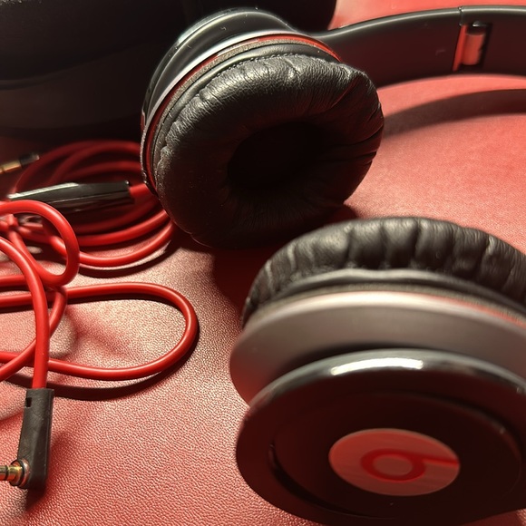 Pre-own Beats by dr.dre solo HD headphone - Picture 3 of 9
